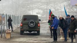 Sülhməramlılara aid minik maşını Laçın yolundan maneəsiz keçib (FOTO)