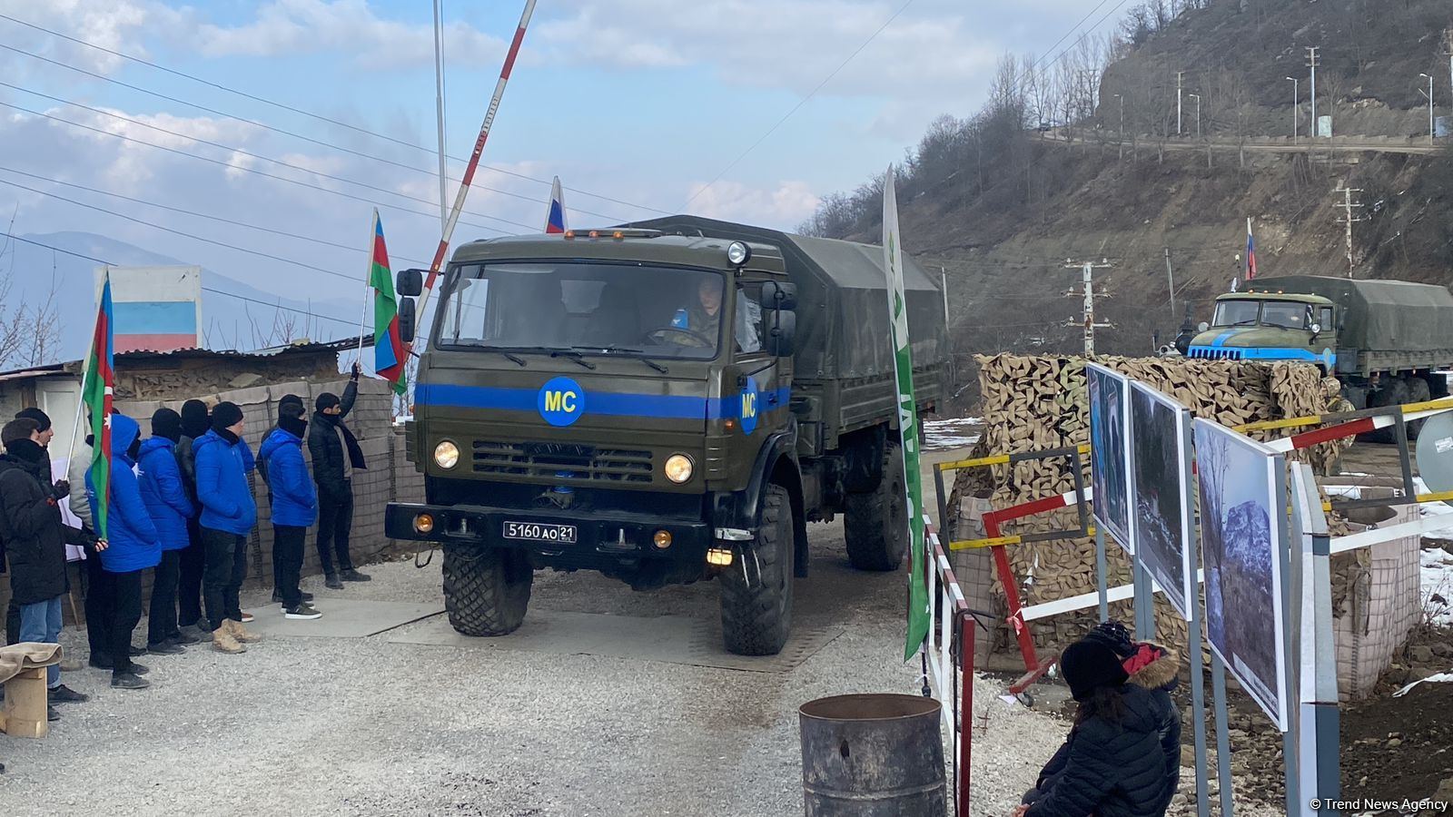 Rusiya sülhməramlılarına məxsus 3 təminat maşını Laçın yolundan keçib (FOTO/VİDEO)