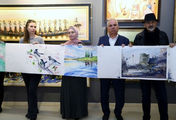 Rəssamlar uzun kağız parçası üzərində sərbəst mövzuda əsərlər yaratdılar (FOTO)