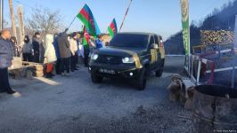 Rusiya sülhməramlılarına məxsus üç yük və bir minik avtomobili Laçın yolundan keçib (FOTO)