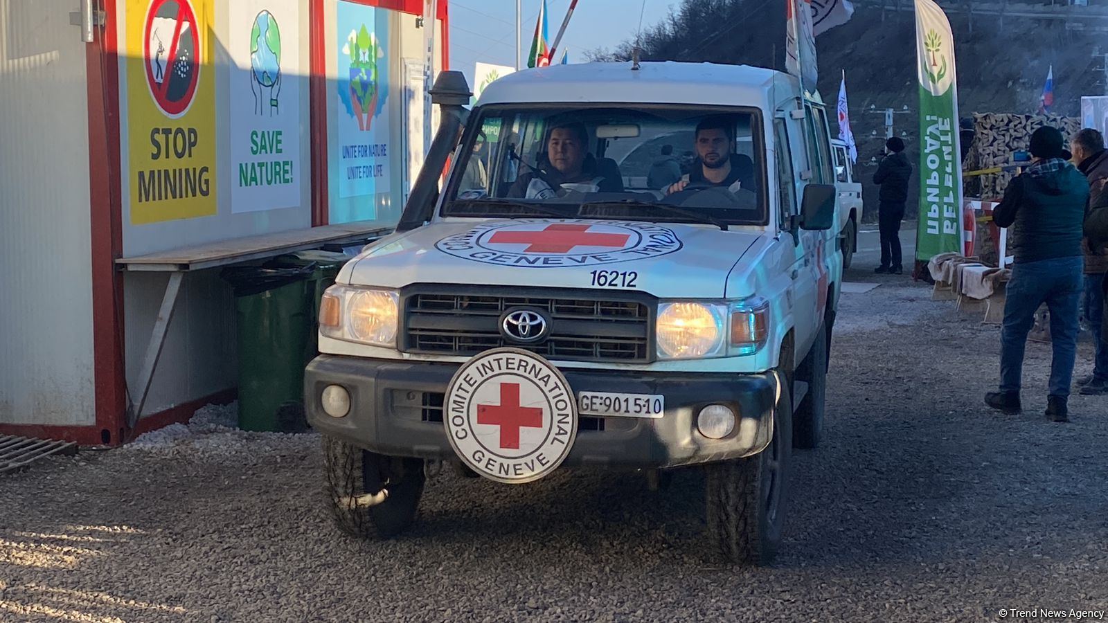 BQXK-ya məxsus avtomobillər Laçın yolundan keçib (FOTO)