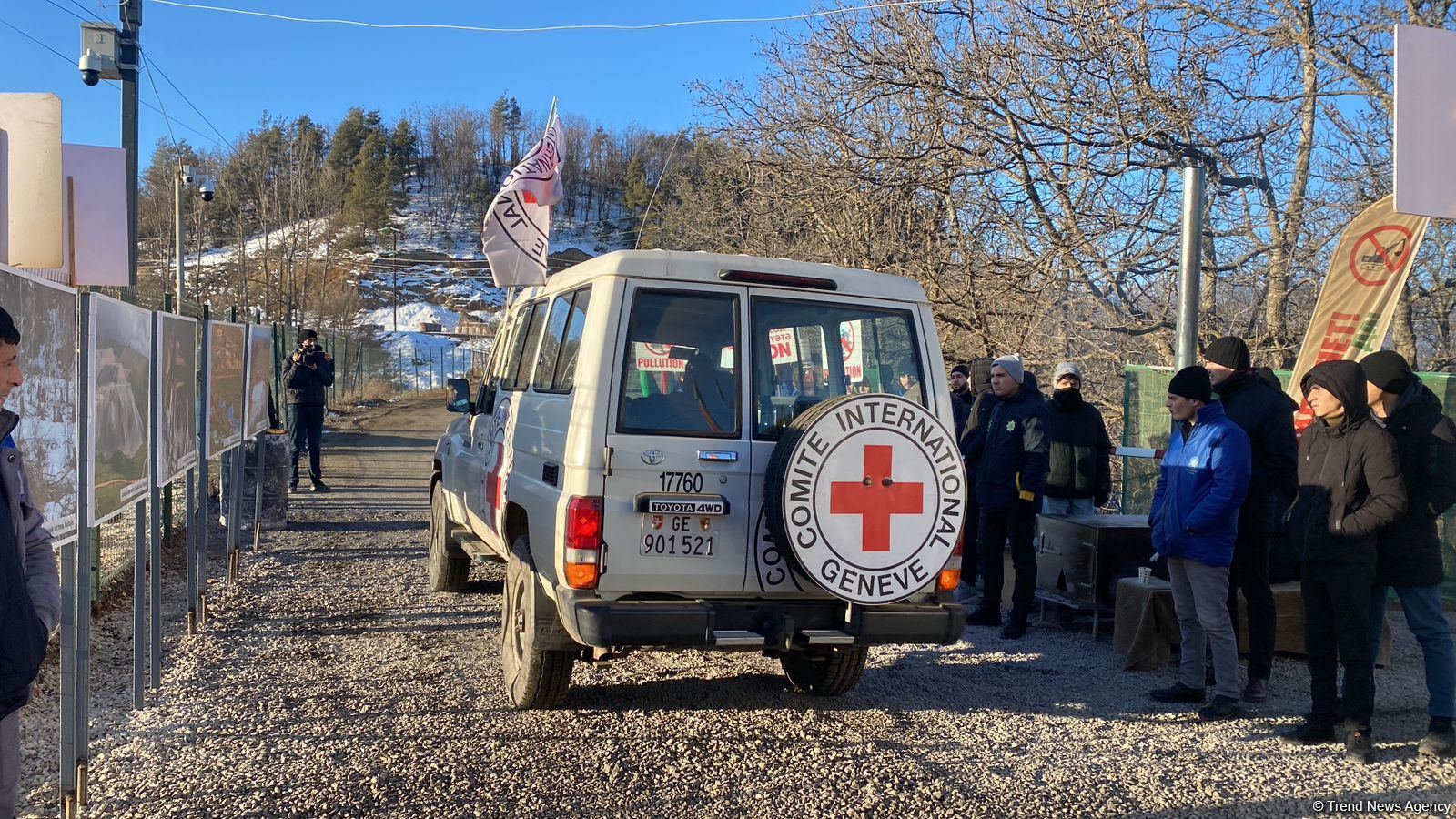 BQXK-ya məxsus avtomobillər Laçın yolundan keçib (FOTO)