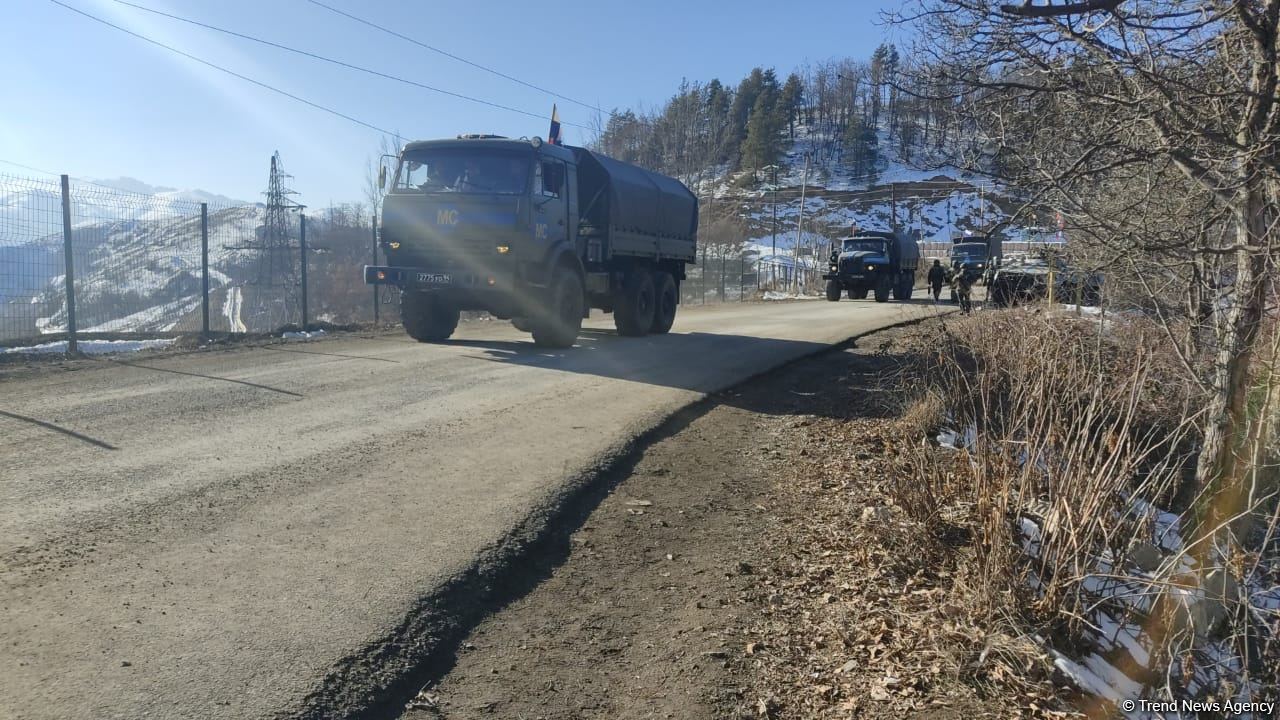 Rusiya sülhməramlılarına məxsus üç yük və bir minik avtomobili Laçın yolundan keçib (FOTO)