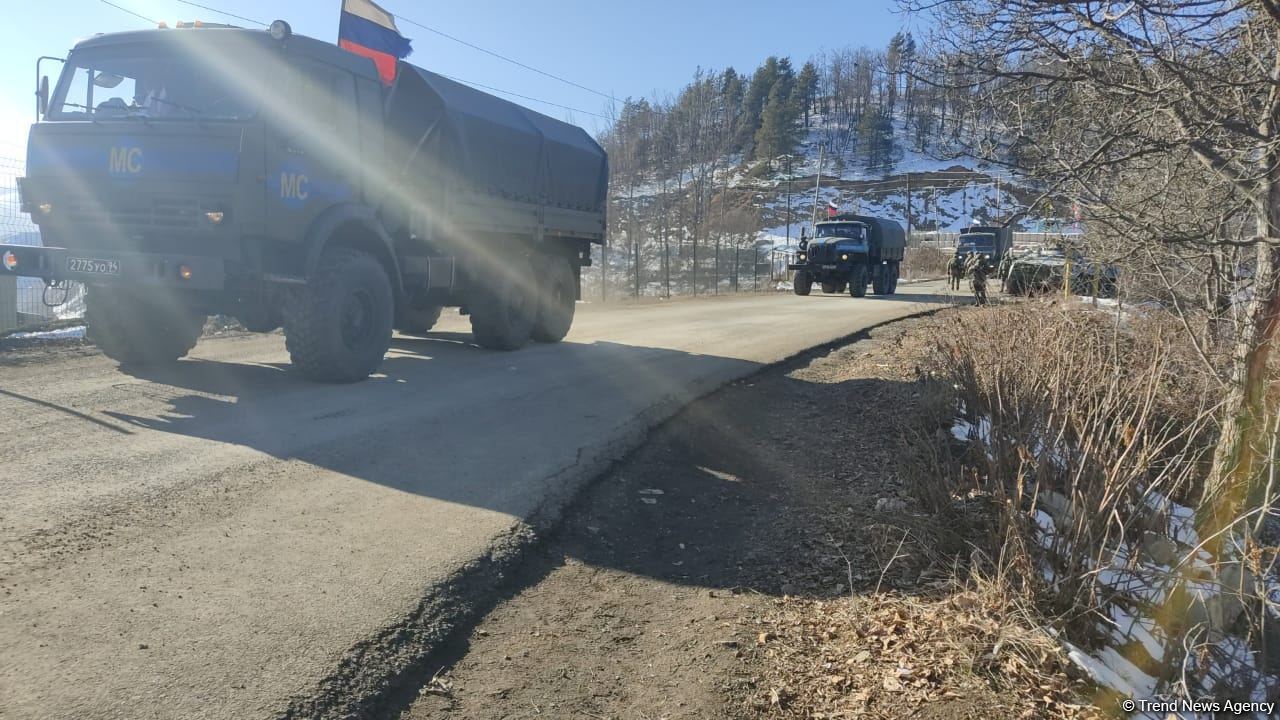 Rusiya sülhməramlılarına məxsus üç yük və bir minik avtomobili Laçın yolundan keçib (FOTO)