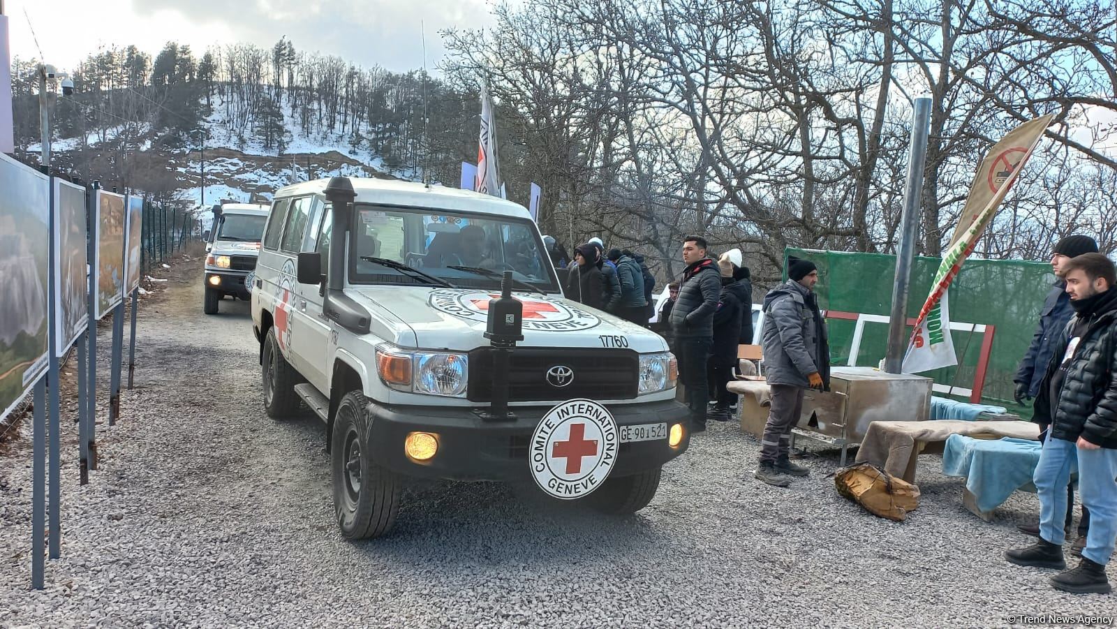 Bu gün səhər Laçın yolundan keçən BQXK avtomobilləri Xankəndiyə qayıdıb (FOTO)
