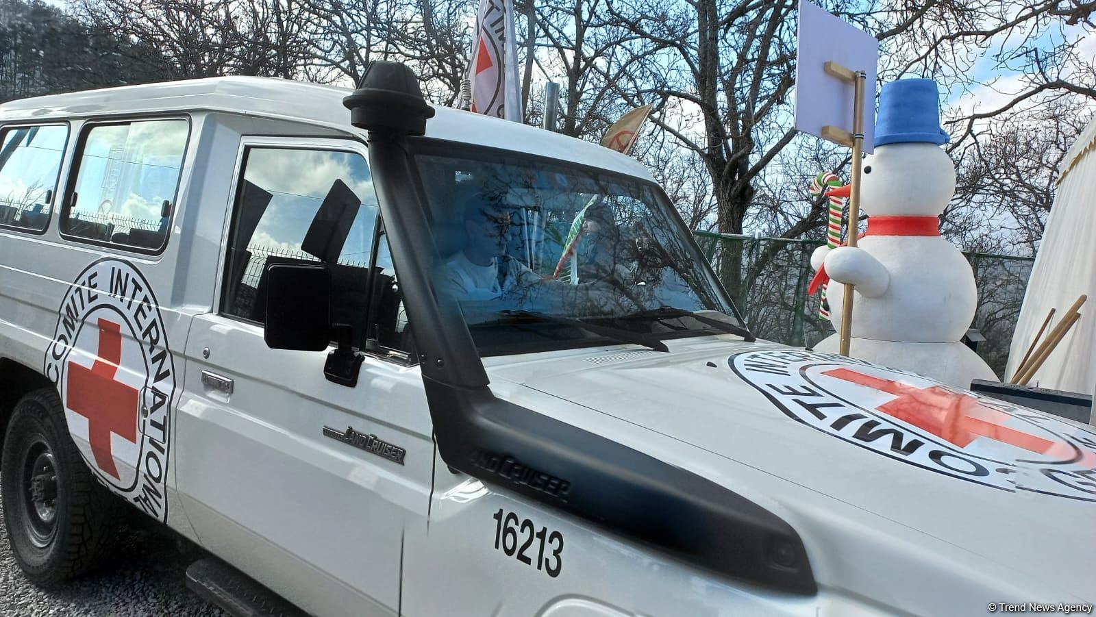 Bu gün səhər Laçın yolundan keçən BQXK avtomobilləri Xankəndiyə qayıdıb (FOTO)