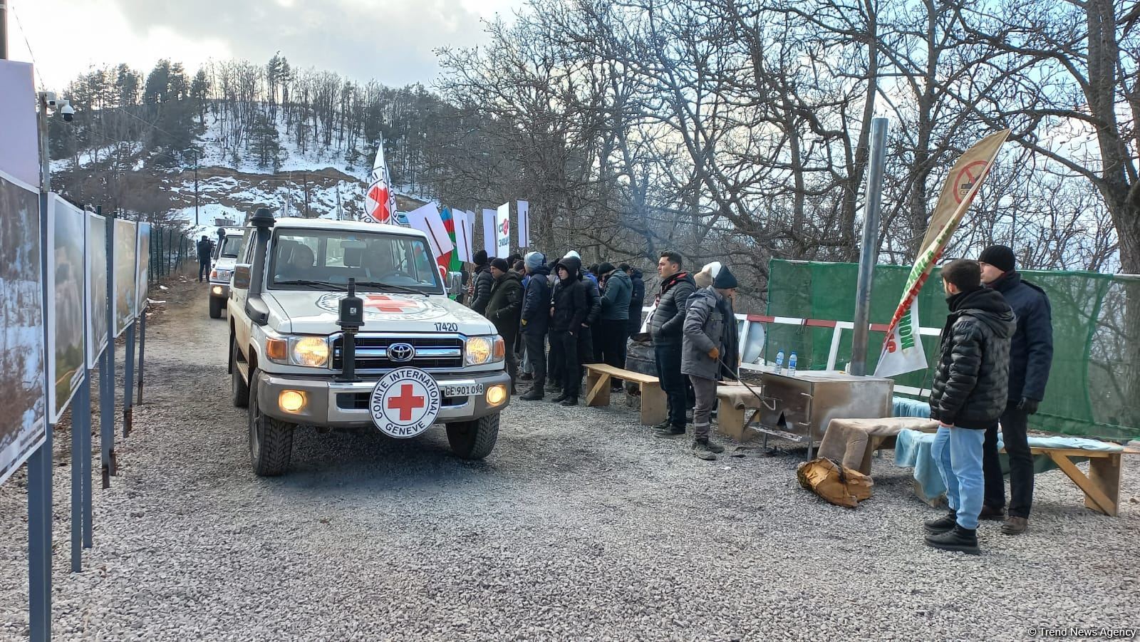 Bu gün səhər Laçın yolundan keçən BQXK avtomobilləri Xankəndiyə qayıdıb (FOTO)