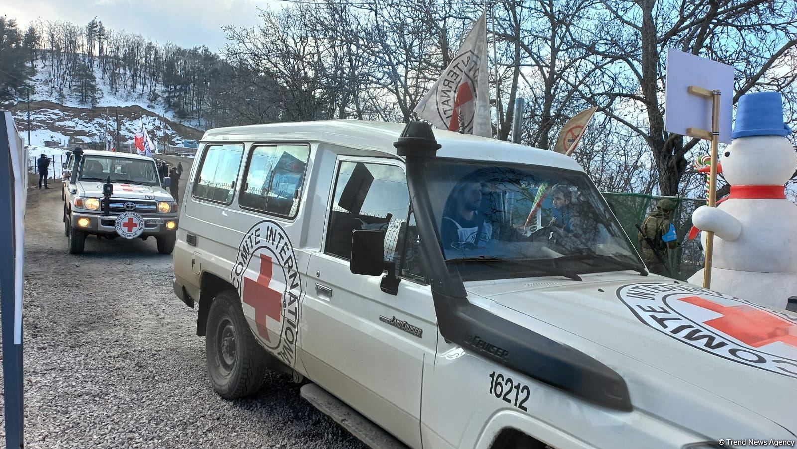 Bu gün səhər Laçın yolundan keçən BQXK avtomobilləri Xankəndiyə qayıdıb (FOTO)
