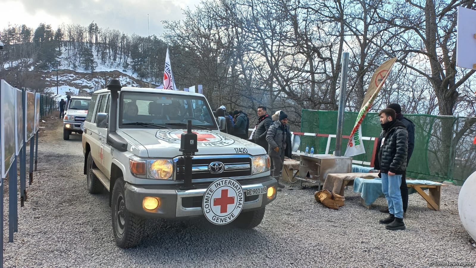Bu gün səhər Laçın yolundan keçən BQXK avtomobilləri Xankəndiyə qayıdıb (FOTO)