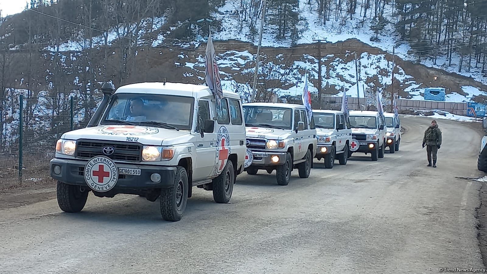 Bu gün səhər Laçın yolundan keçən BQXK avtomobilləri Xankəndiyə qayıdıb (FOTO)