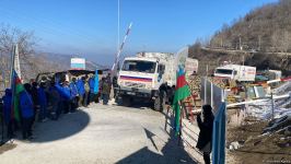 Sülhməramlılara aid 8 təminat avtomobili Laçın yolundan keçib (FOTO)