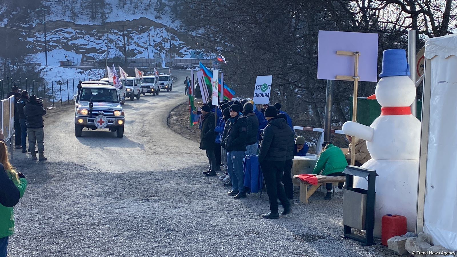 BQXK-ya məxsus avtomobillər yenidən Laçın yolundan keçib (FOTO)