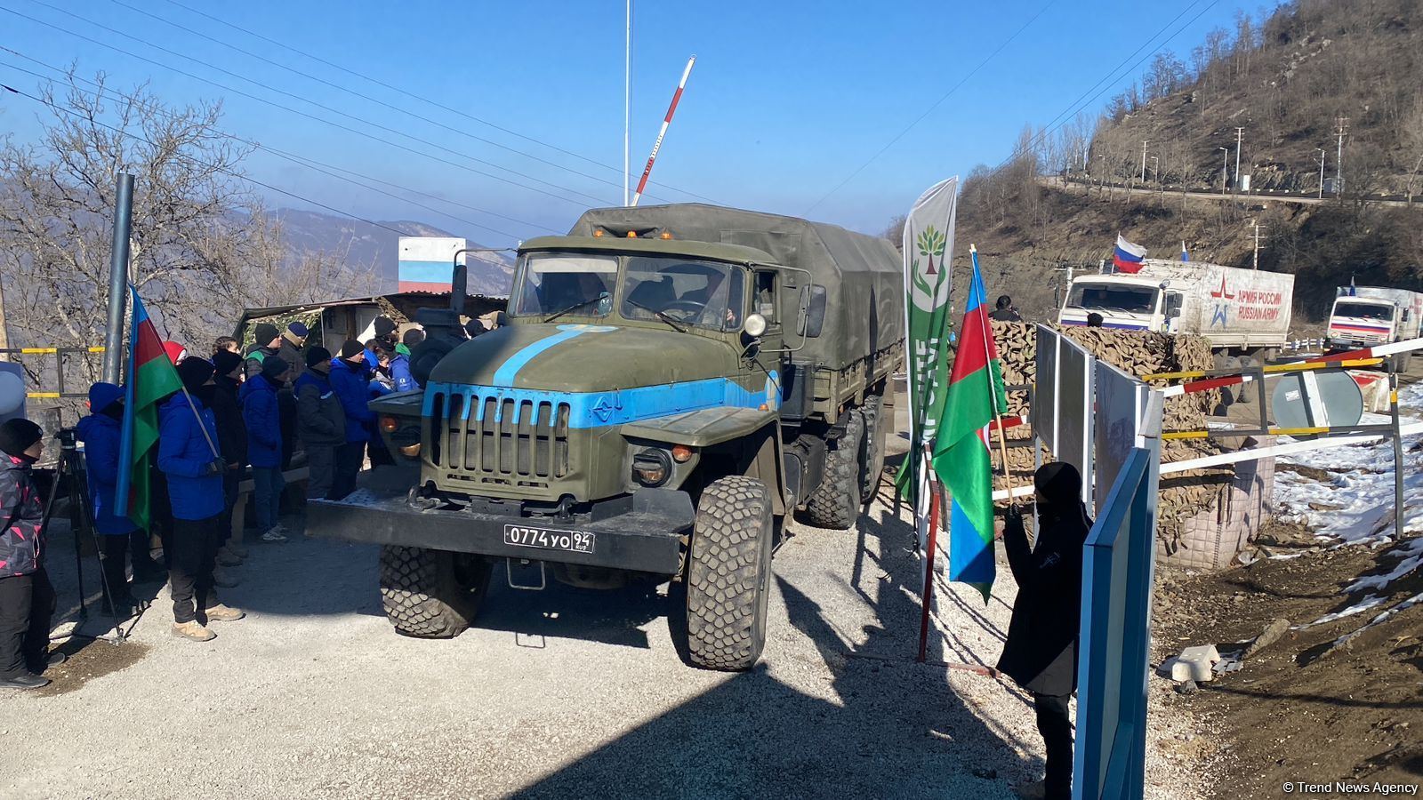 Sülhməramlılara aid 8 təminat avtomobili Laçın yolundan keçib (FOTO)