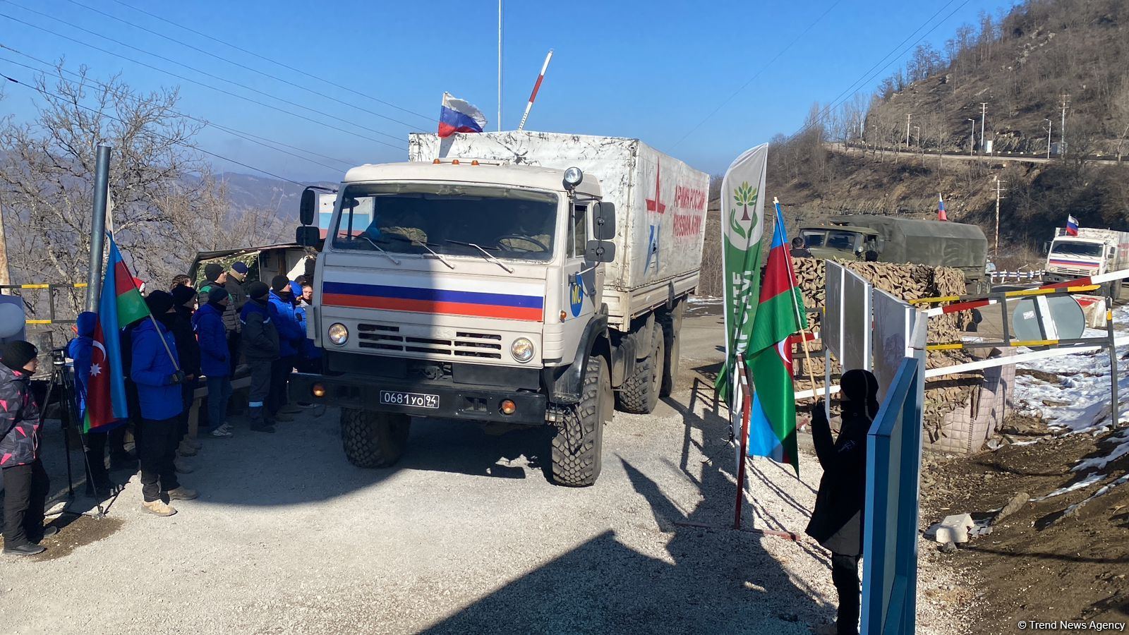 Sülhməramlılara aid 8 təminat avtomobili Laçın yolundan keçib (FOTO)