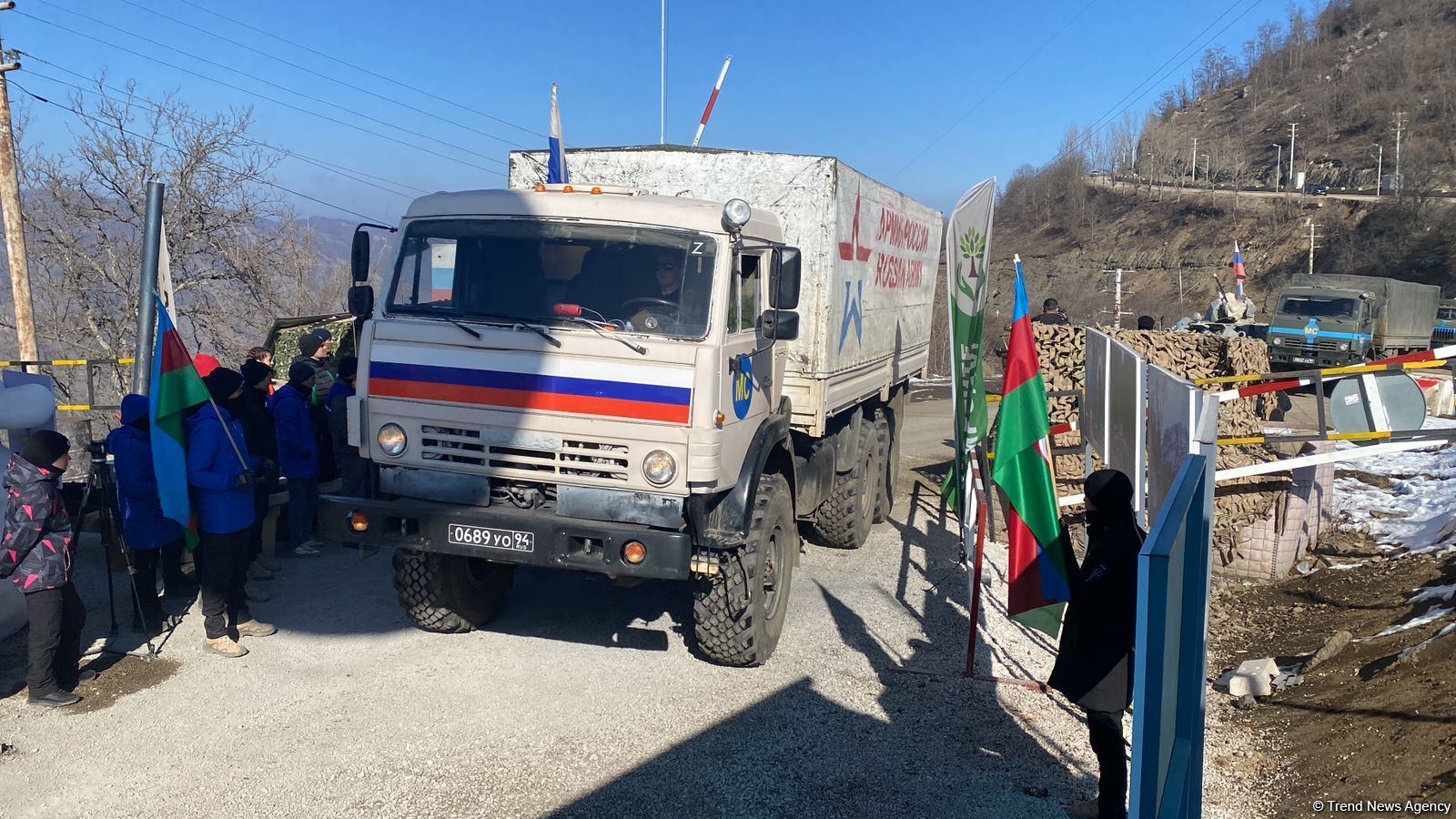 Sülhməramlılara aid 8 təminat avtomobili Laçın yolundan keçib (FOTO)
