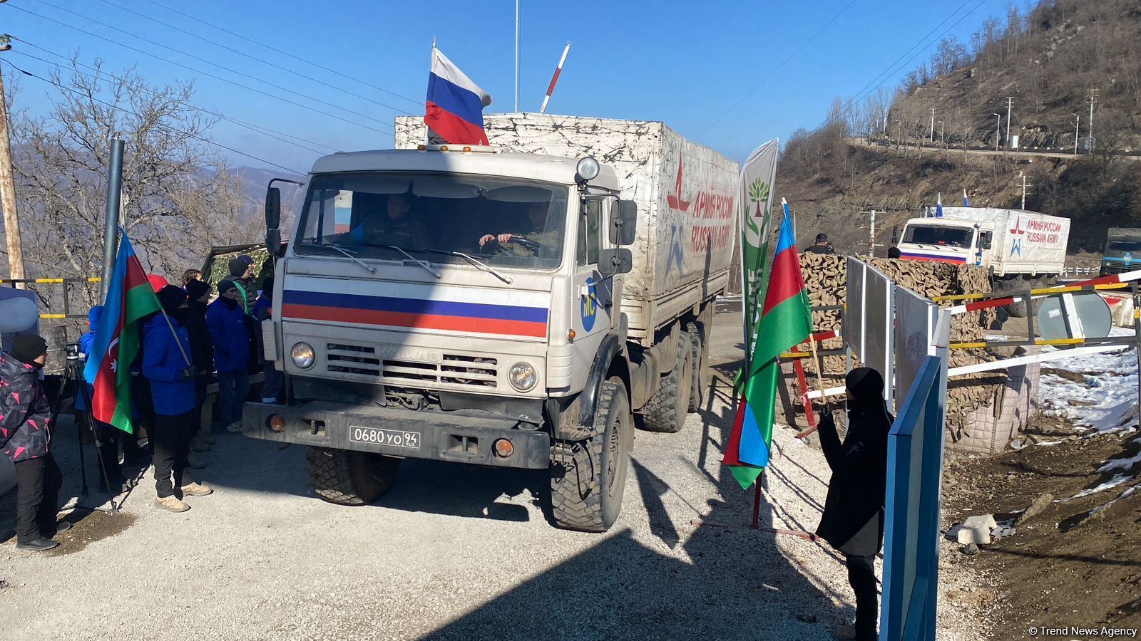 Sülhməramlılara aid 8 təminat avtomobili Laçın yolundan keçib (FOTO)