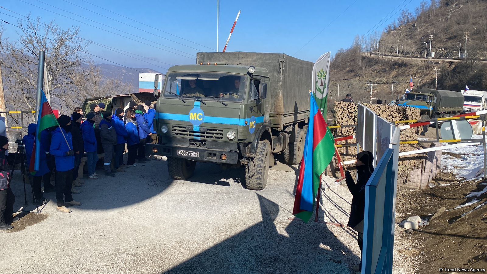 Sülhməramlılara aid 8 təminat avtomobili Laçın yolundan keçib (FOTO)