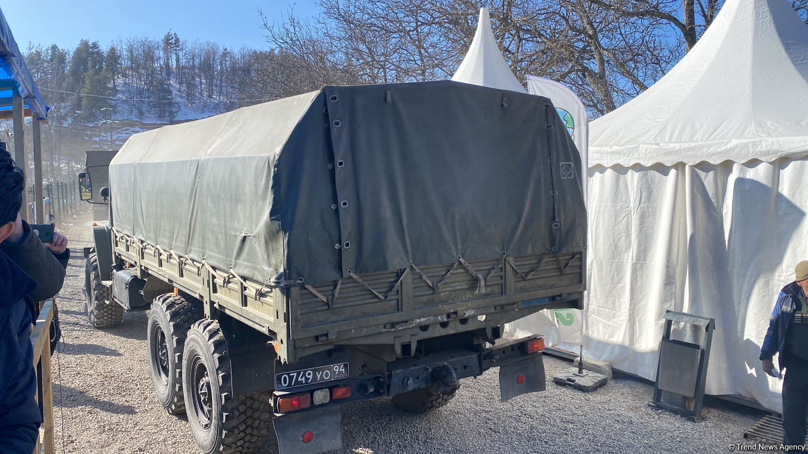 Sülhməramlılara aid 8 təminat avtomobili Laçın yolundan keçib (FOTO)