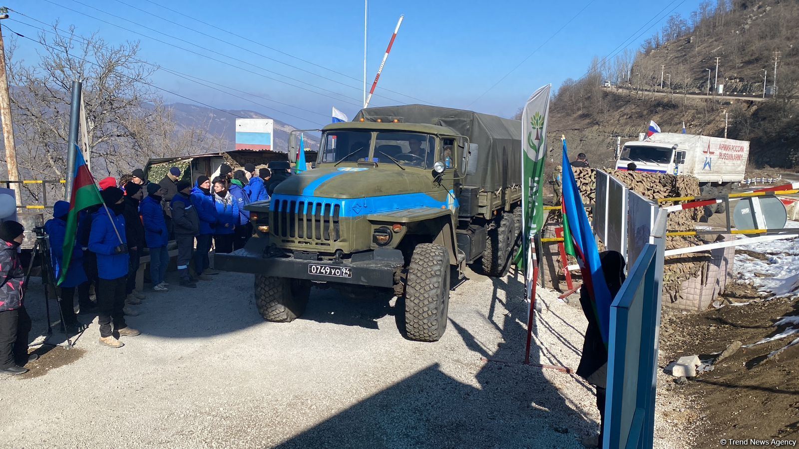 Sülhməramlılara aid 8 təminat avtomobili Laçın yolundan keçib (FOTO)