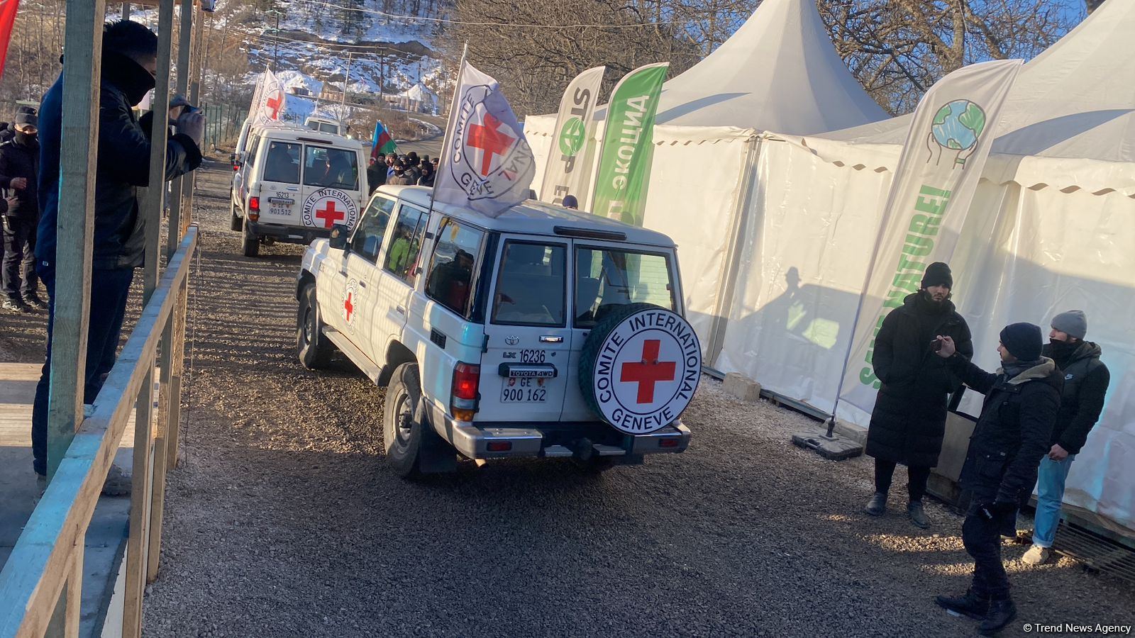 BQXK-ya məxsus avtomobillər Laçın yolundan keçib (FOTO)