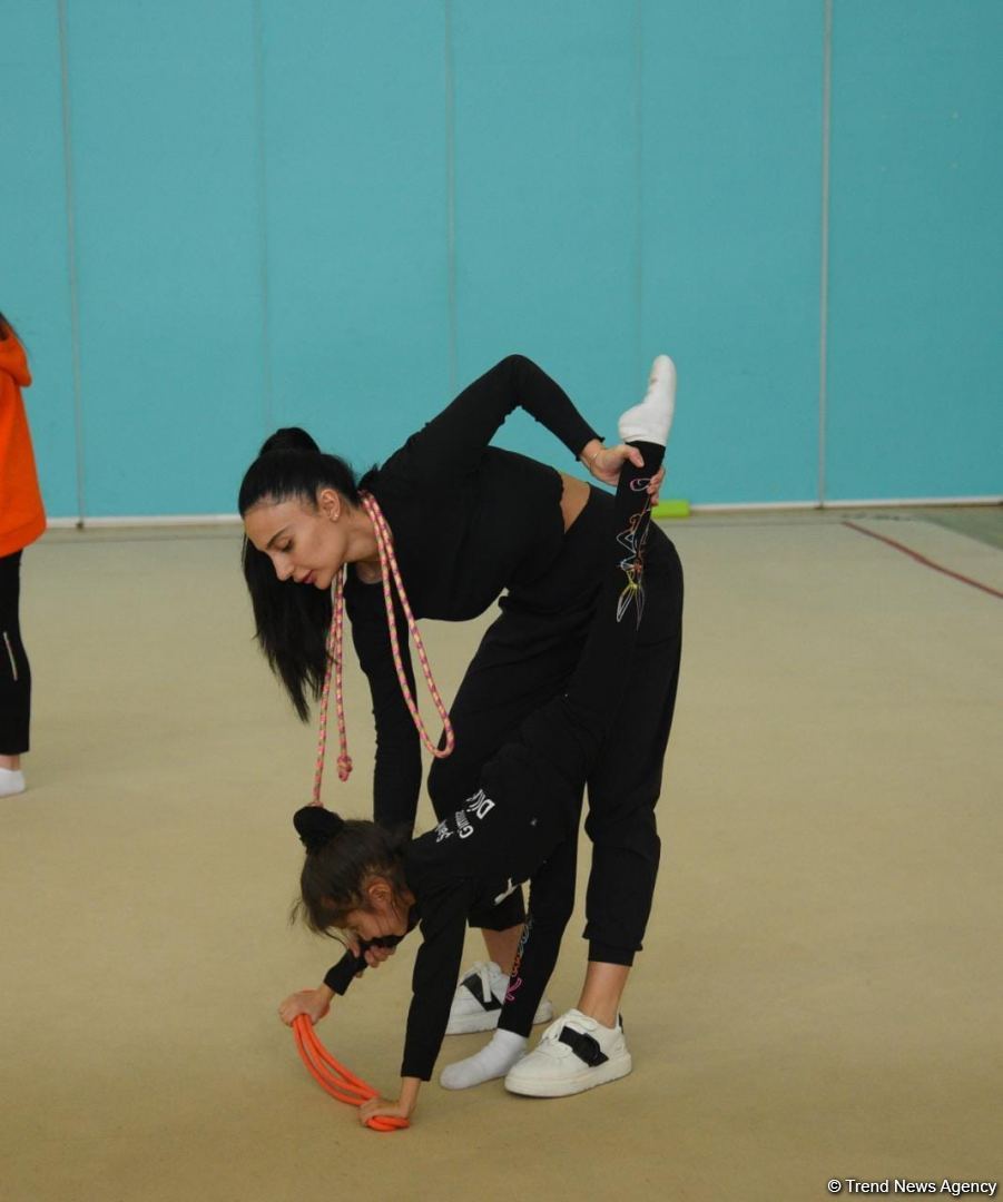 Şəmkir və Sumqayıtdan olan gimnast qızlar təlim-məşq toplanışı üçün Bakıya gəliblər (FOTO)