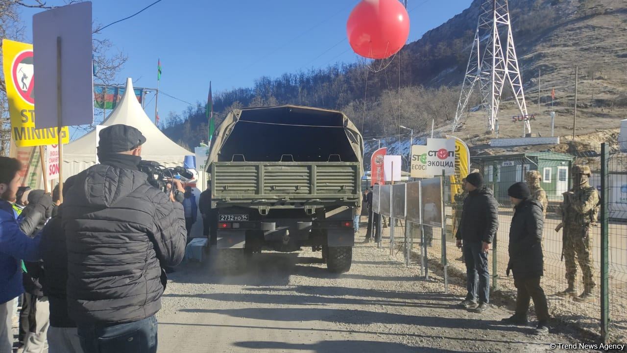 Laçın yolundan 19 maşın keçib (FOTO)