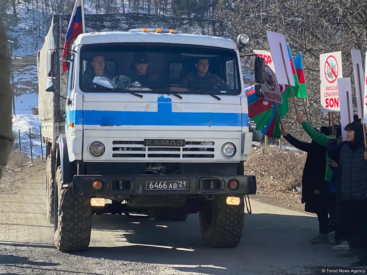 Sülhməramlılara aid iki avtomobil Laçın yolundan keçib (FOTO)