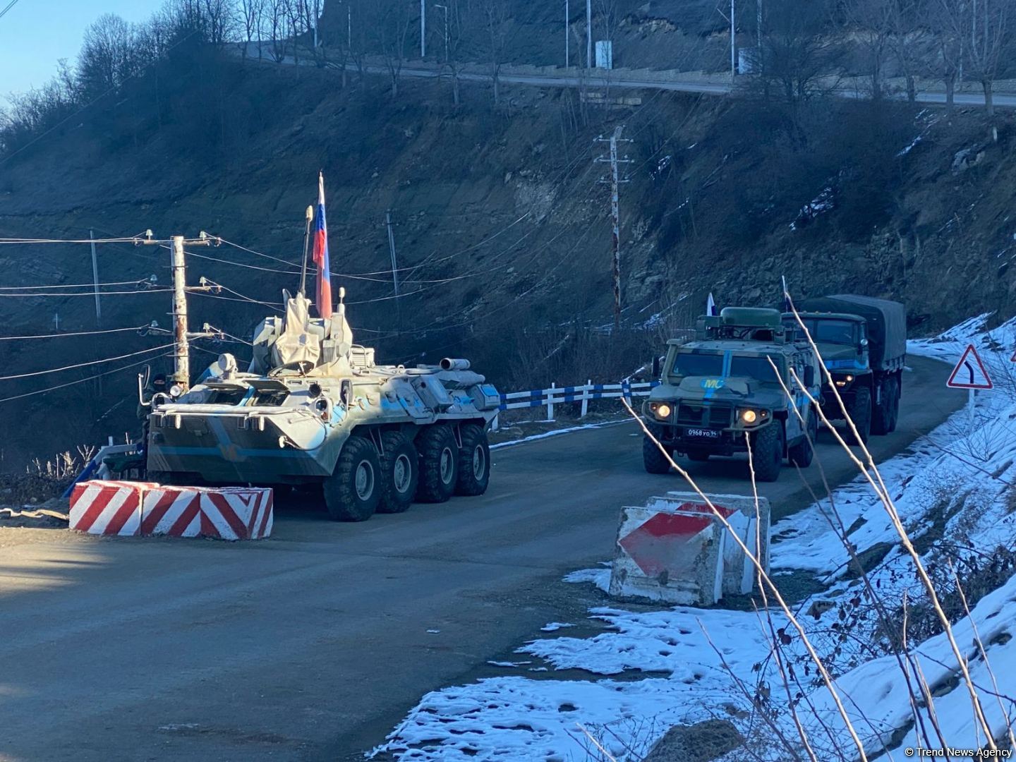 Sülhməramlılarına aid daha 3 avtomobil Laçın yolundan keçib (FOTO)