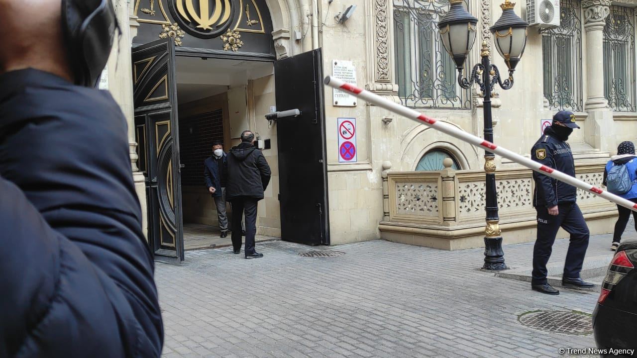 İranın Bakıdakı səfirliyindəki diplomatlar binadan qaçırlar (FOTO/VİDEO)