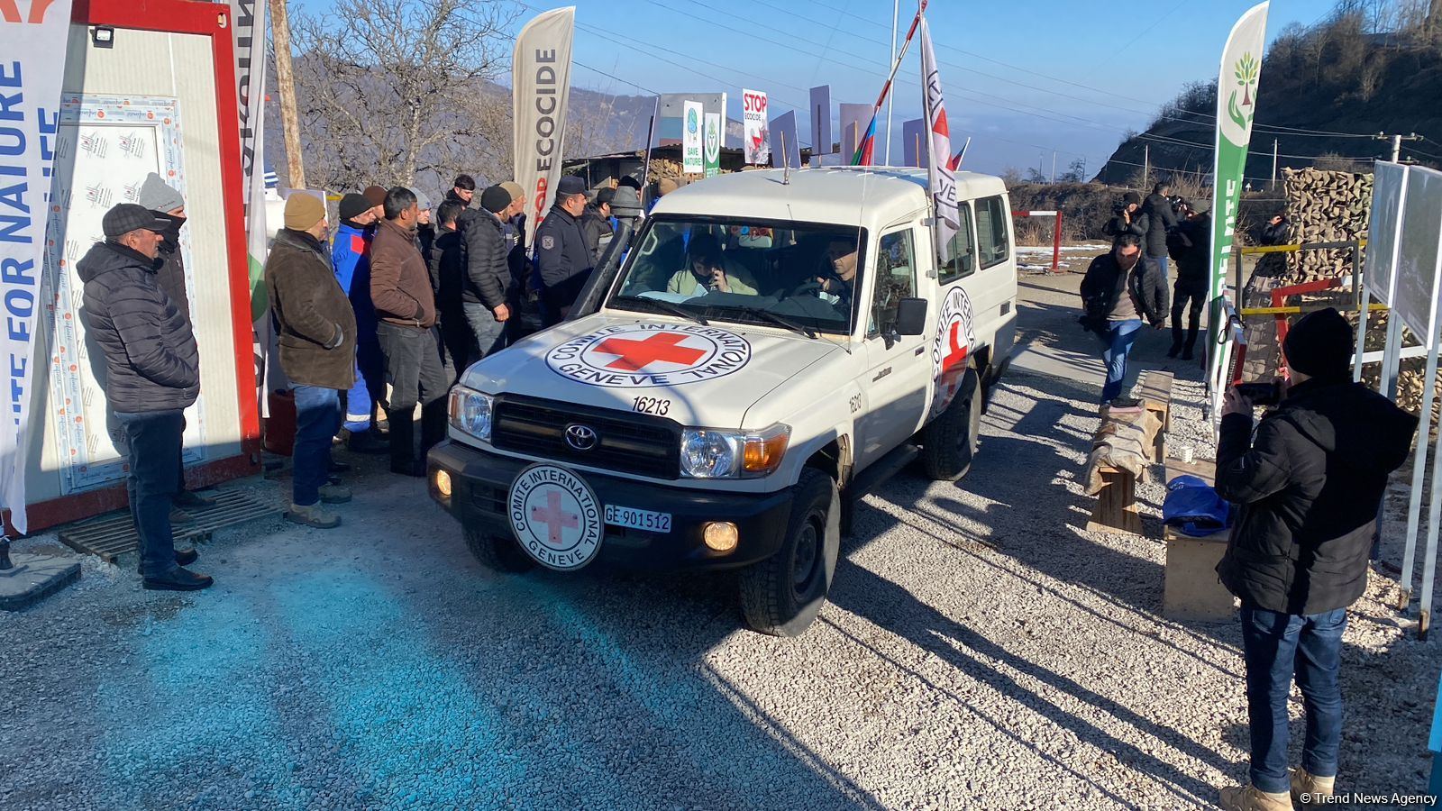 BQXK-ya məxsus yeddi avtomobil Laçın yolundan keçib (FOTO)