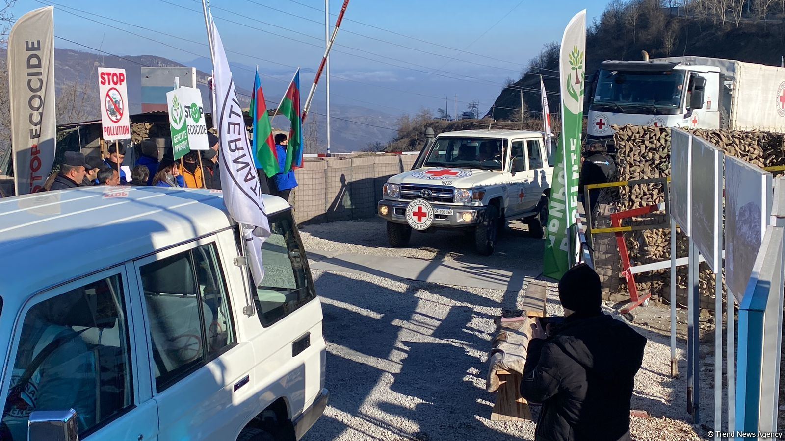 BQXK-ya məxsus yeddi avtomobil Laçın yolundan keçib (FOTO)