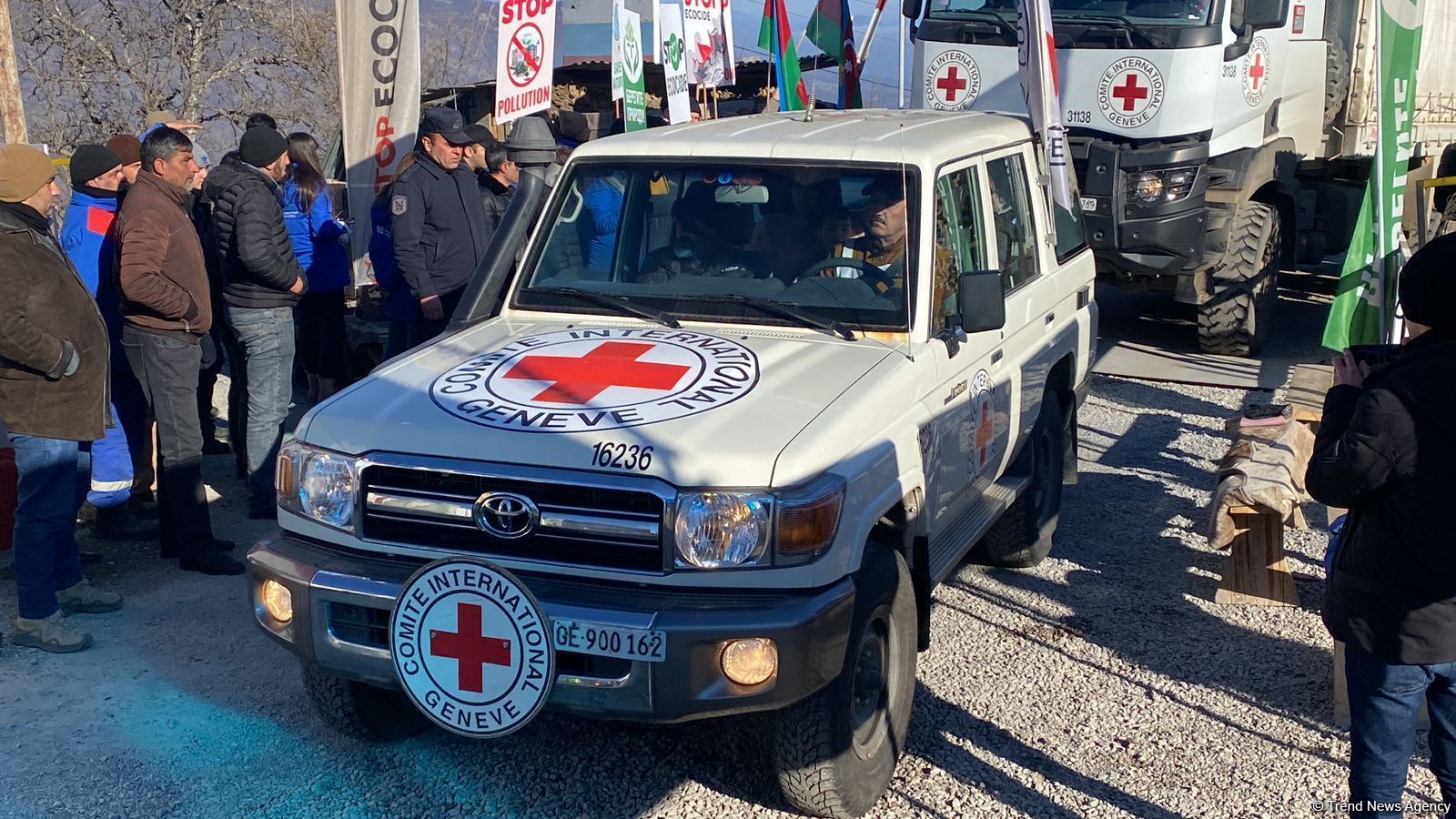 BQXK-ya məxsus yeddi avtomobil Laçın yolundan keçib (FOTO)