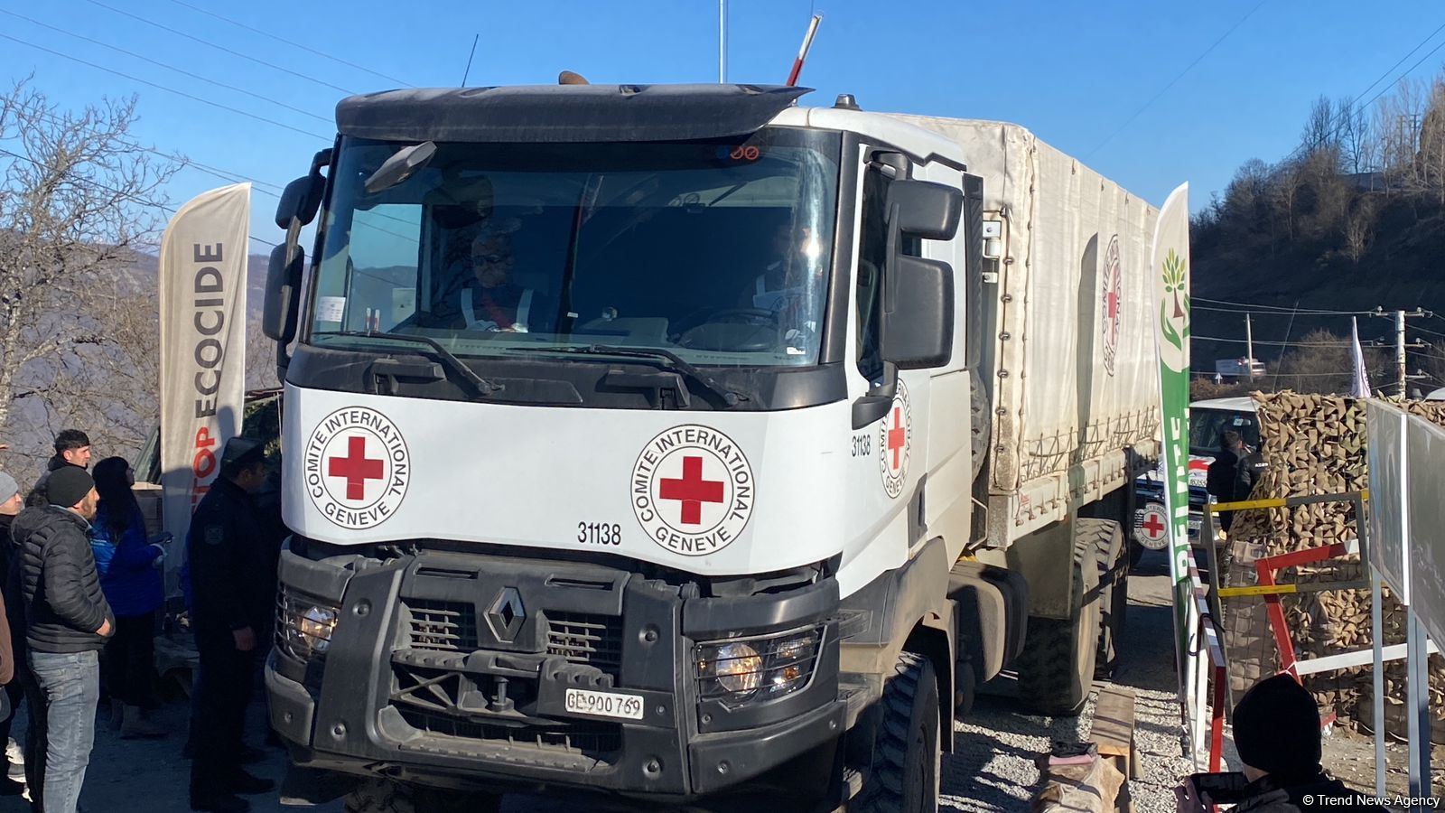 BQXK-ya məxsus yeddi avtomobil Laçın yolundan keçib (FOTO)