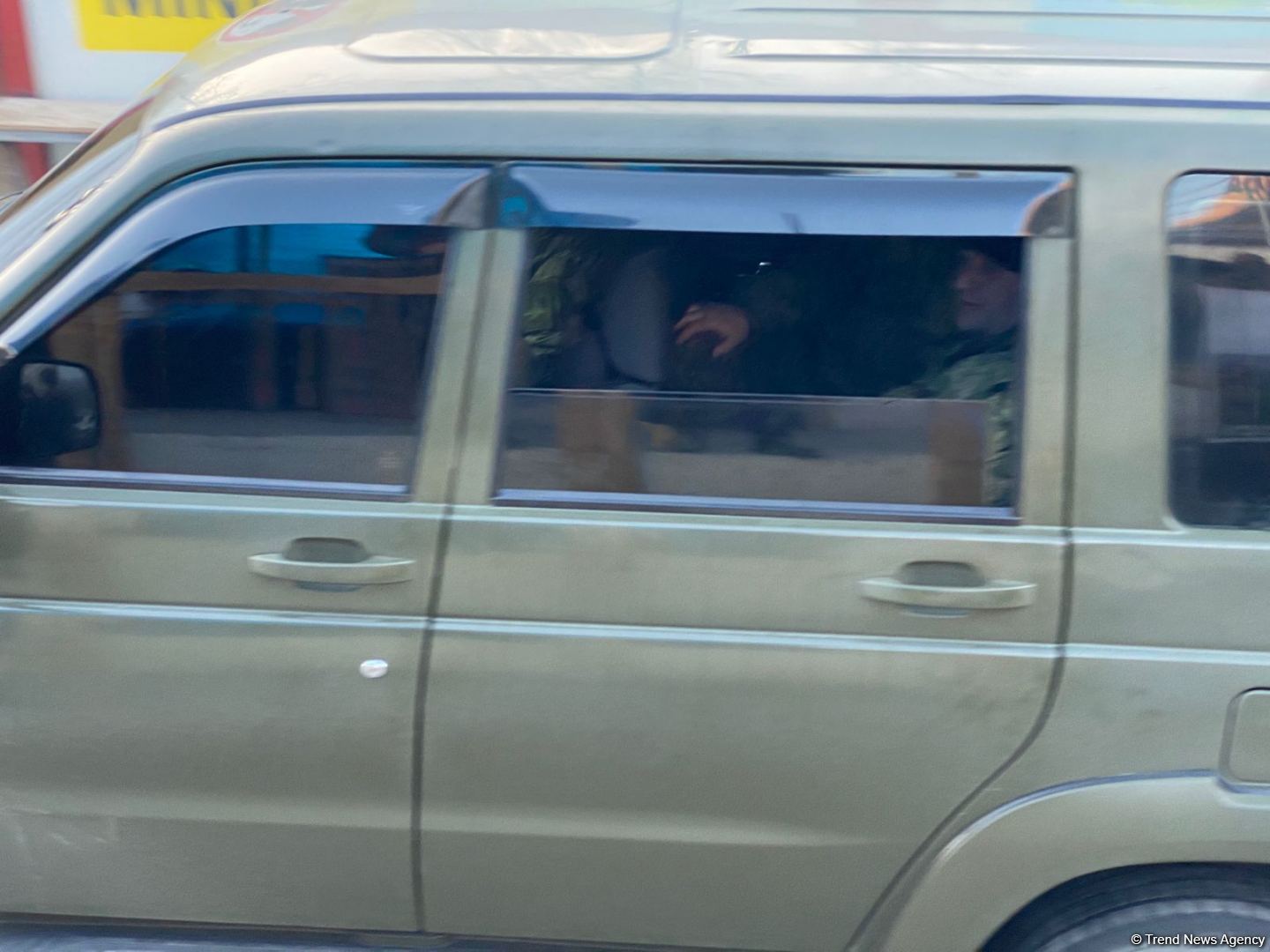 Rusiya sülhməramlılarına aid daha bir minik maşını Laçın yolundan keçib (FOTO)