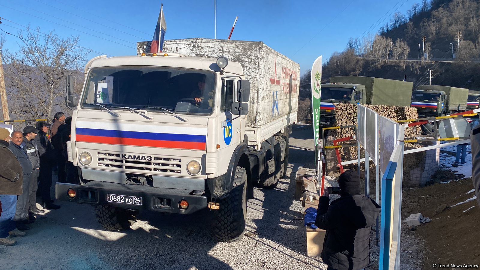 Rusiya sülhməramlılarına aid daha 13 avtomobil Laçın yolundan keçib (FOTO)