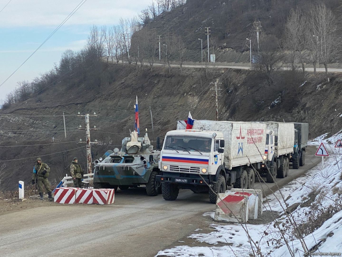 Rusiya sülhməramlılarına aid daha 4 avtomobil Laçın yolundan keçib (FOTO)