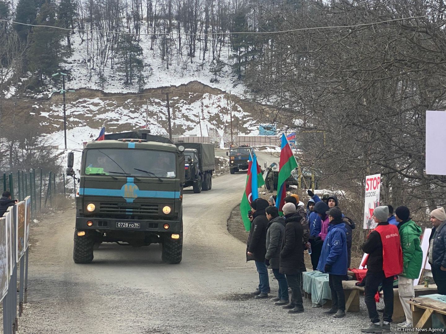 Rusiya sülhməramlılarına aid daha 13 avtomobil Laçın yolundan keçib (FOTO)