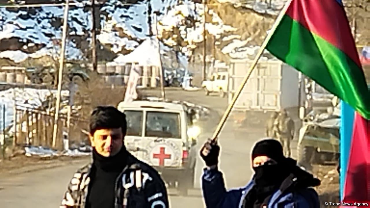 BQXK-ya məxsus avtomobillər yenidən Laçın yolundan keçib (FOTO)