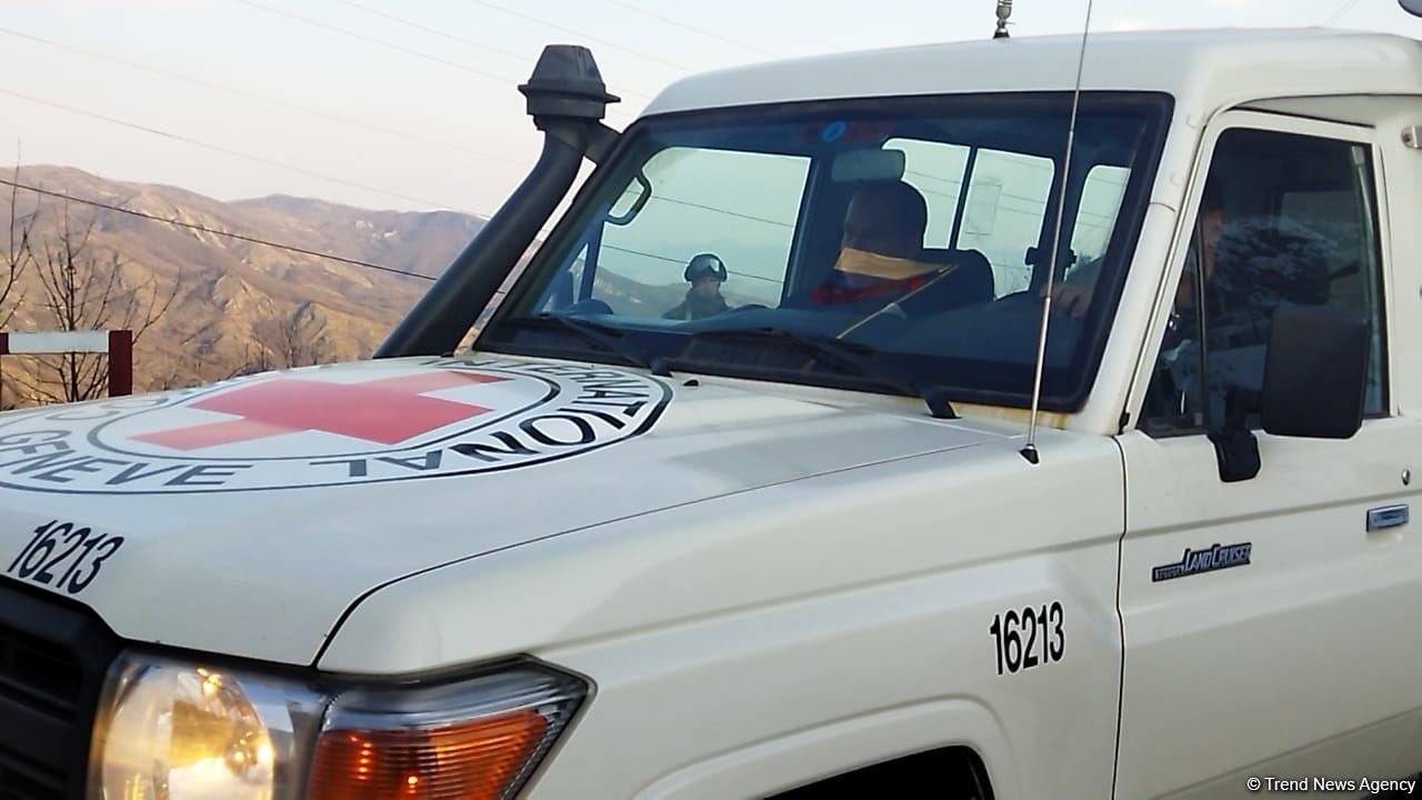 BQXK-ya məxsus avtomobillər yenidən Laçın yolundan keçib (FOTO)