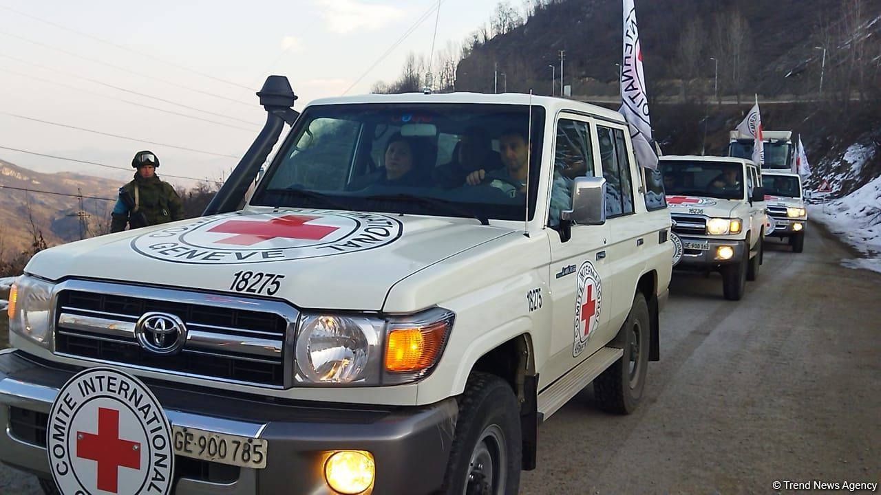 BQXK-ya məxsus avtomobillər yenidən Laçın yolundan keçib (FOTO)