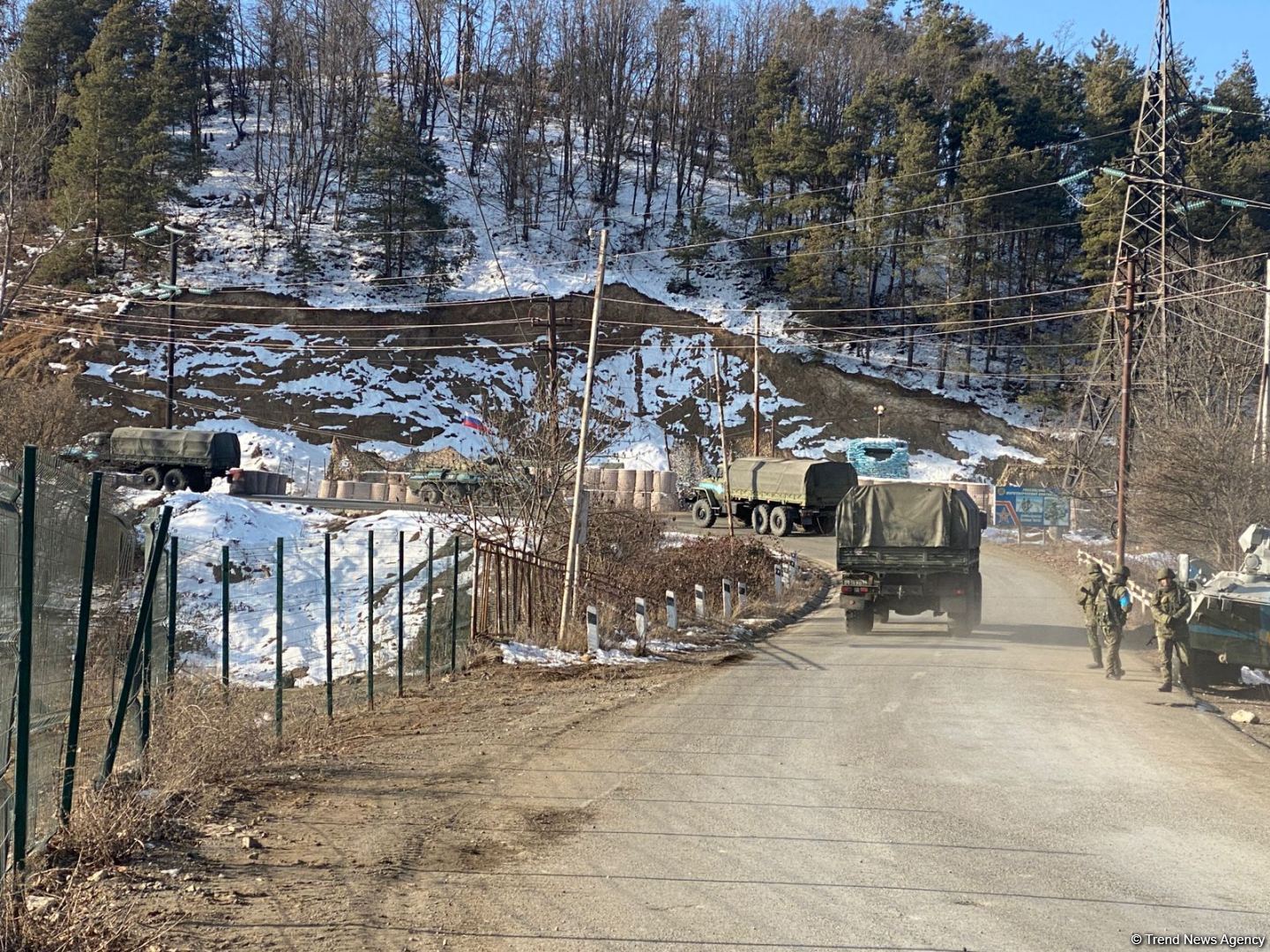 Rusiya sülhməramlılarına aid daha 3 avtomobil Laçın yolundan keçib (FOTO)