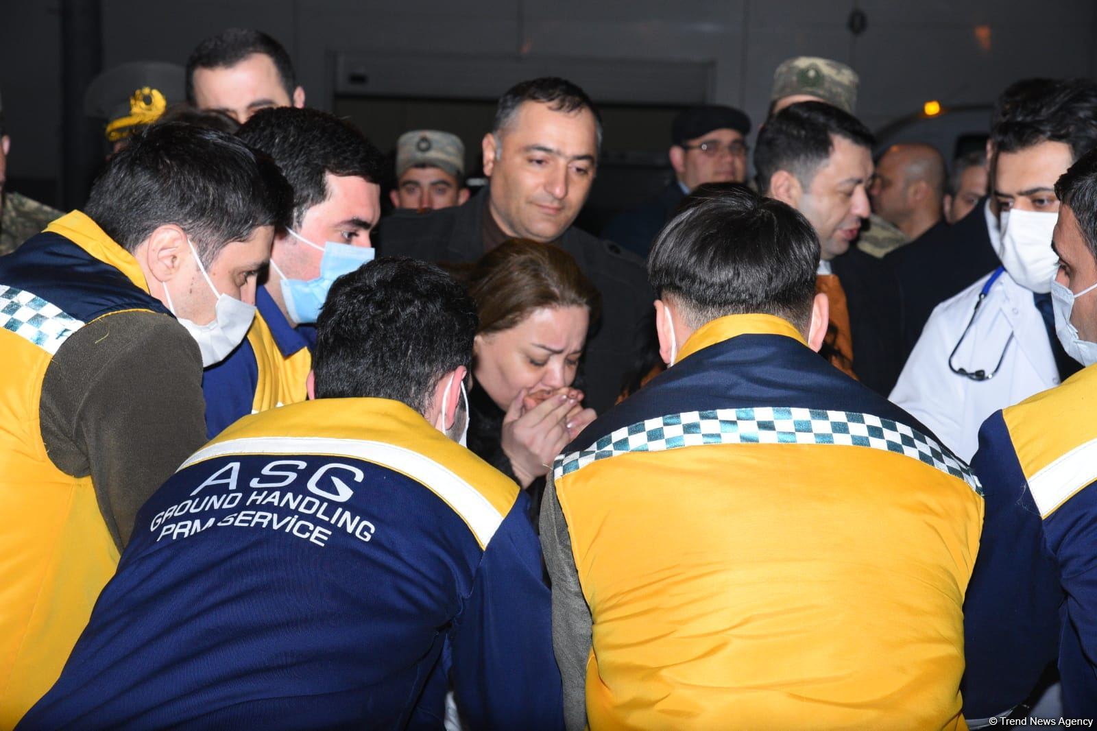 Səfirliyə hücum zamanı yaralananlar təcili yardım maşınları ilə təxliyyə edilib (FOTO/VİDEO) (ƏLAVƏ OLUNUB)