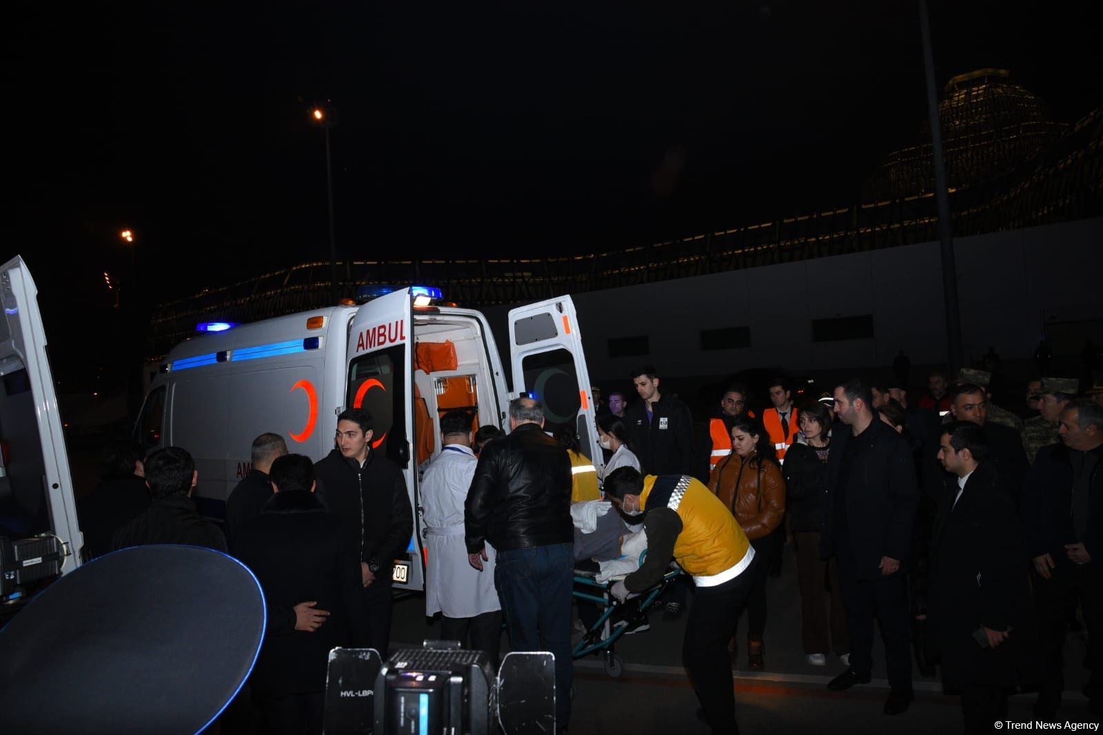 Səfirliyə hücum zamanı yaralananlar təcili yardım maşınları ilə təxliyyə edilib (FOTO/VİDEO) (ƏLAVƏ OLUNUB)