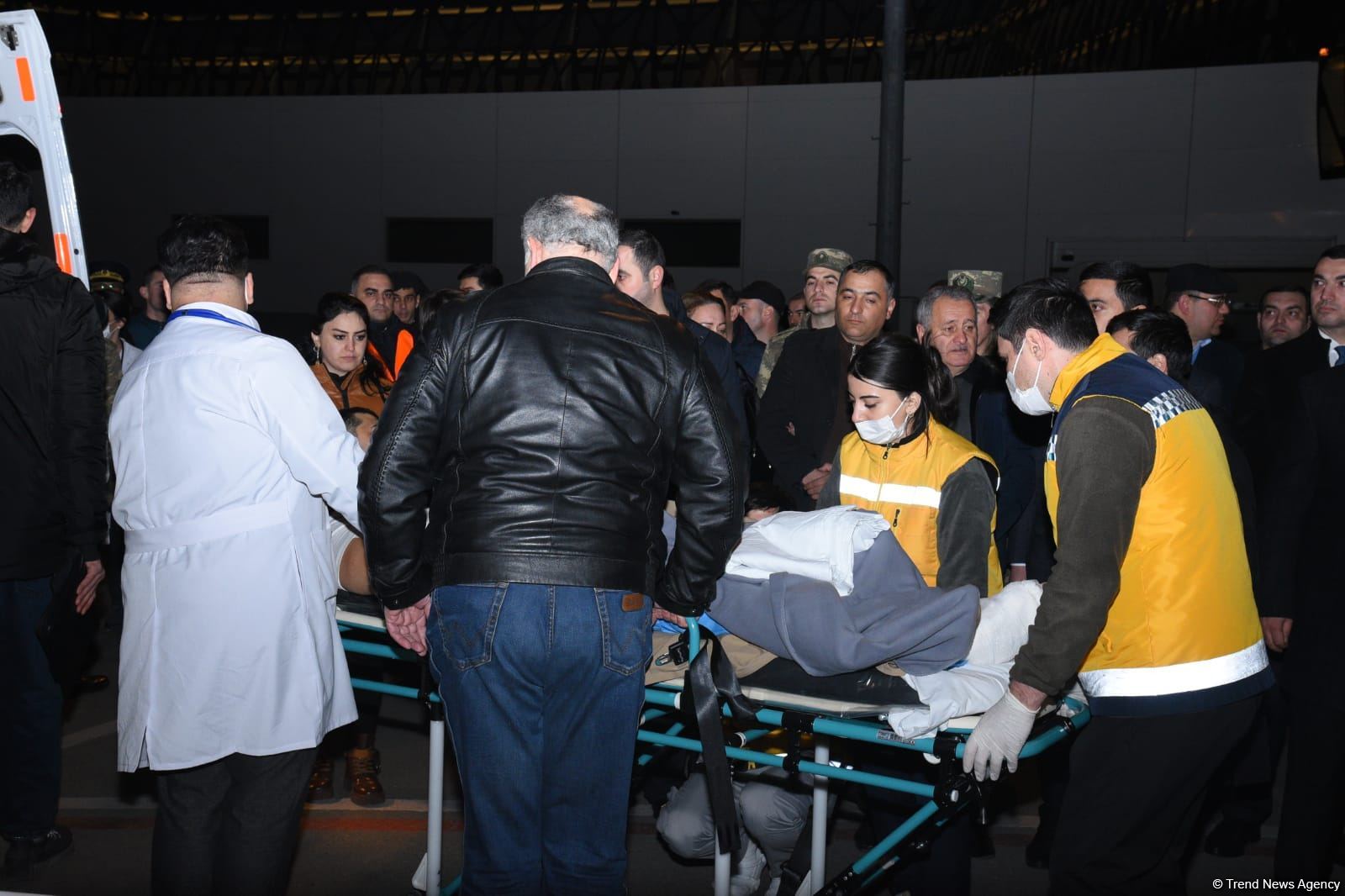 Səfirliyə hücum zamanı yaralananlar təcili yardım maşınları ilə təxliyyə edilib (FOTO/VİDEO) (ƏLAVƏ OLUNUB)