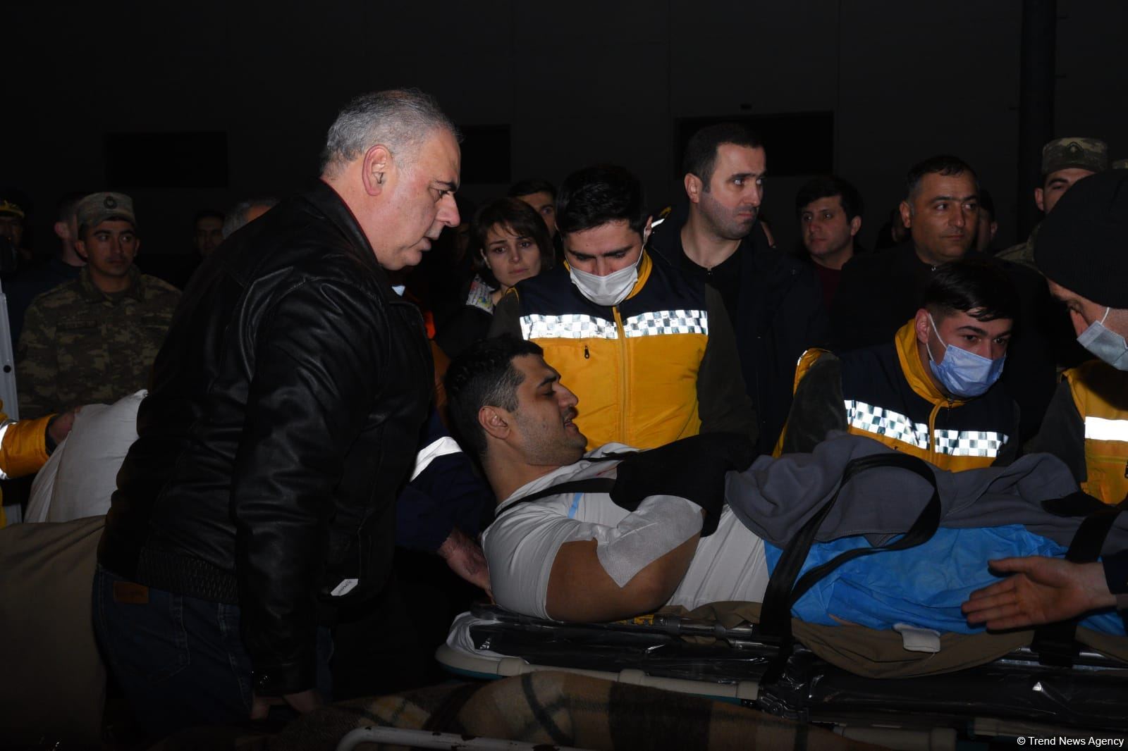 Səfirliyə hücum zamanı yaralananlar təcili yardım maşınları ilə təxliyyə edilib (FOTO/VİDEO) (ƏLAVƏ OLUNUB)
