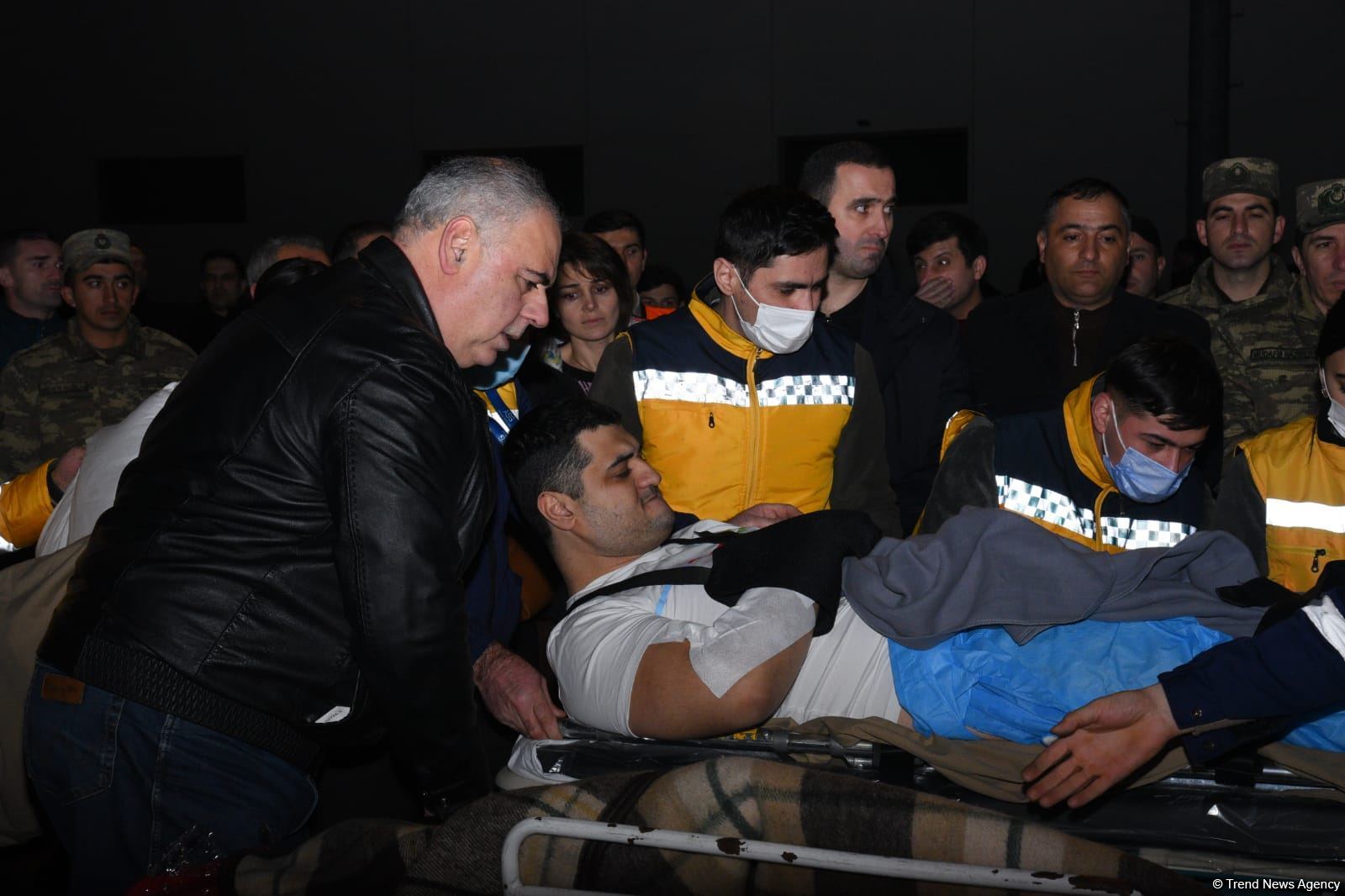 Səfirliyə hücum zamanı yaralananlar təcili yardım maşınları ilə təxliyyə edilib (FOTO/VİDEO) (ƏLAVƏ OLUNUB)