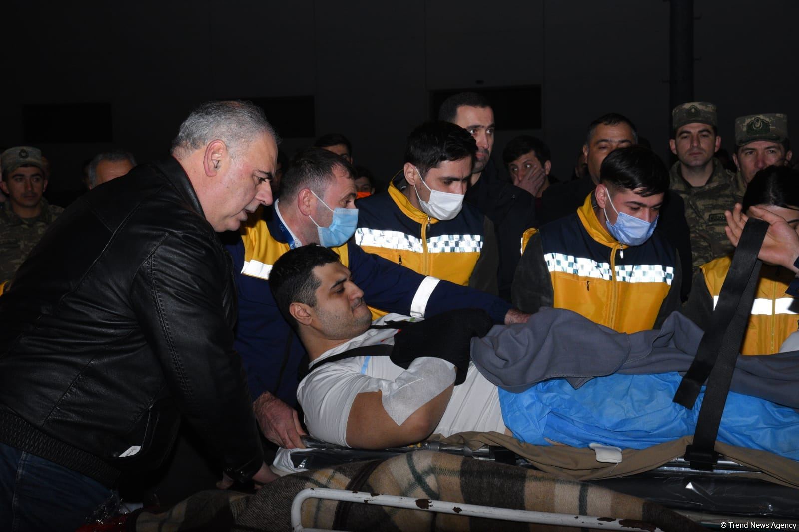 Səfirliyə hücum zamanı yaralananlar təcili yardım maşınları ilə təxliyyə edilib (FOTO/VİDEO) (ƏLAVƏ OLUNUB)