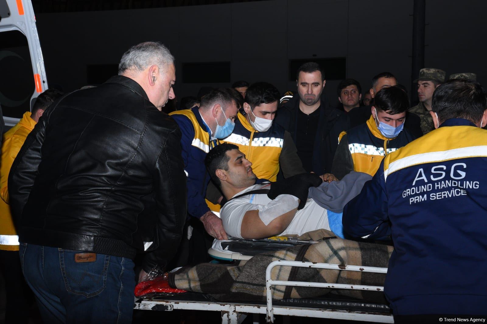 Səfirliyə hücum zamanı yaralananlar təcili yardım maşınları ilə təxliyyə edilib (FOTO/VİDEO) (ƏLAVƏ OLUNUB)