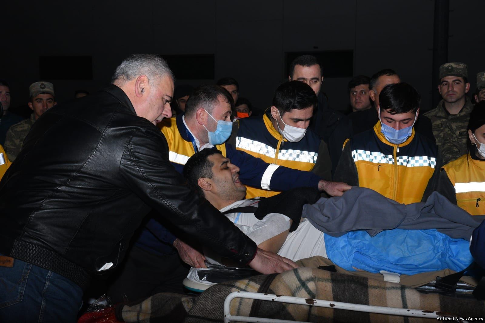 Səfirliyə hücum zamanı yaralananlar təcili yardım maşınları ilə təxliyyə edilib (FOTO/VİDEO) (ƏLAVƏ OLUNUB)