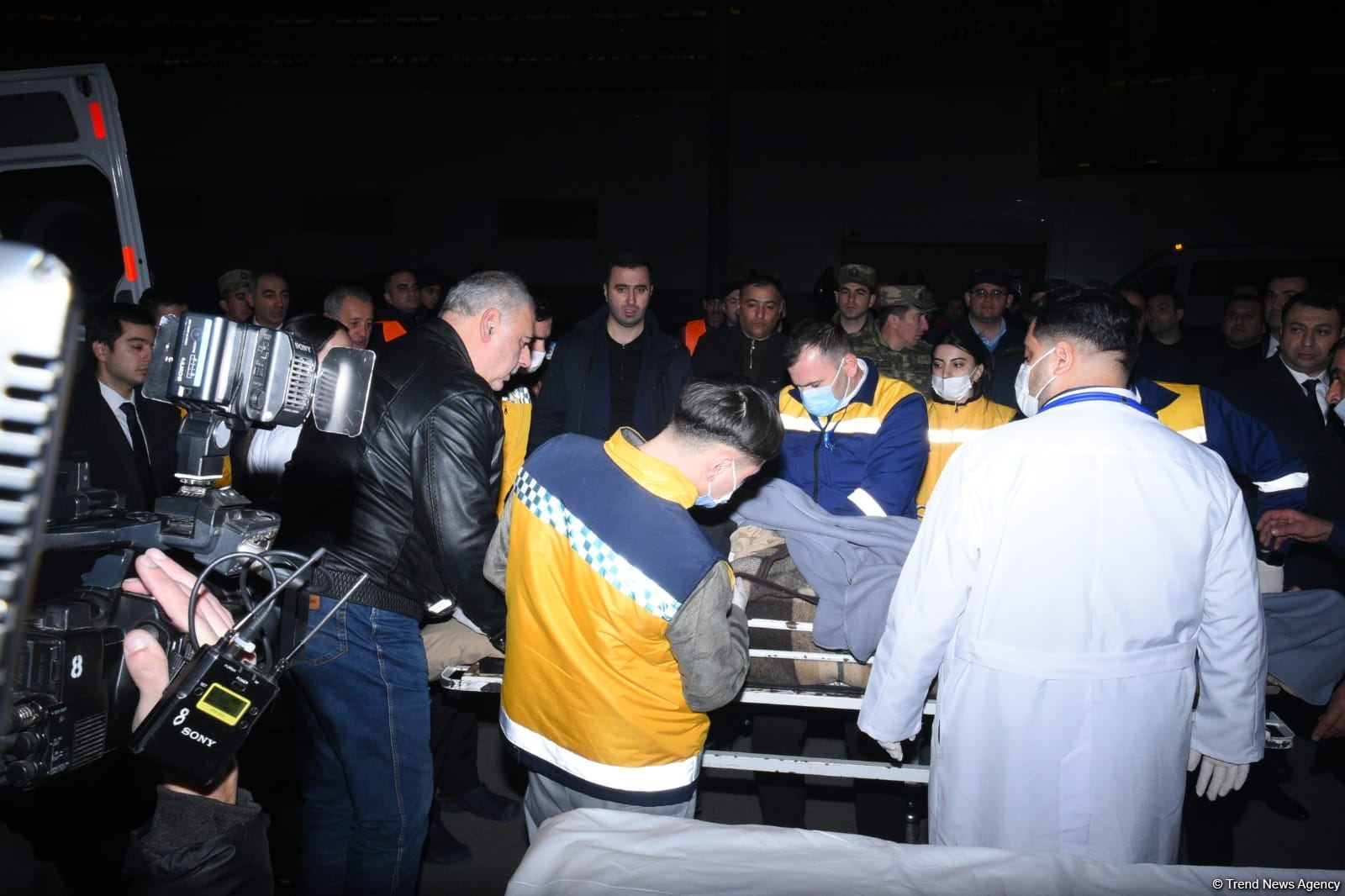 Səfirliyə hücum zamanı yaralananlar təcili yardım maşınları ilə təxliyyə edilib (FOTO/VİDEO) (ƏLAVƏ OLUNUB)